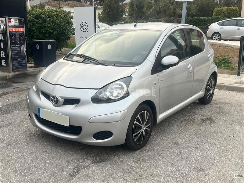 Usado Toyota Aygo 68 CV (50 kW) 2010 Gris / plata Utilitario