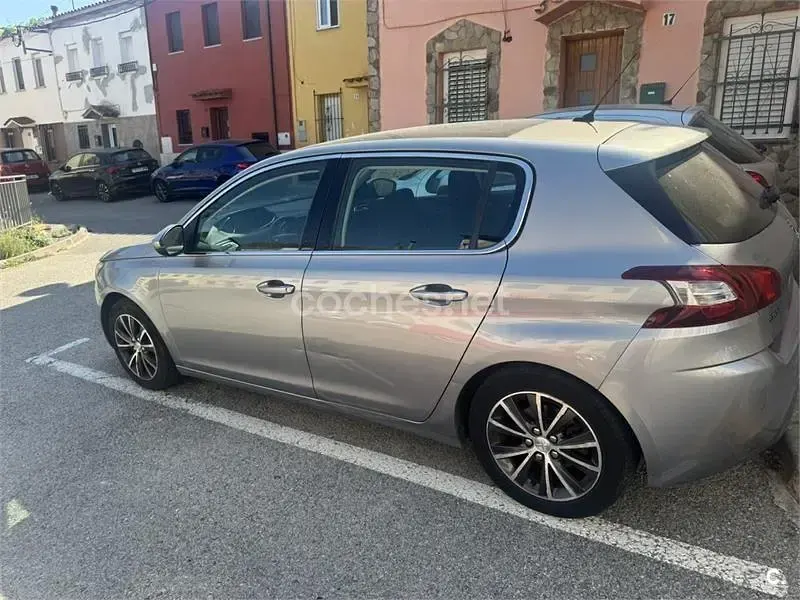 Usado Peugeot 308 Allure 125 CV (91 kW) 2014 Gris / plata Berlina