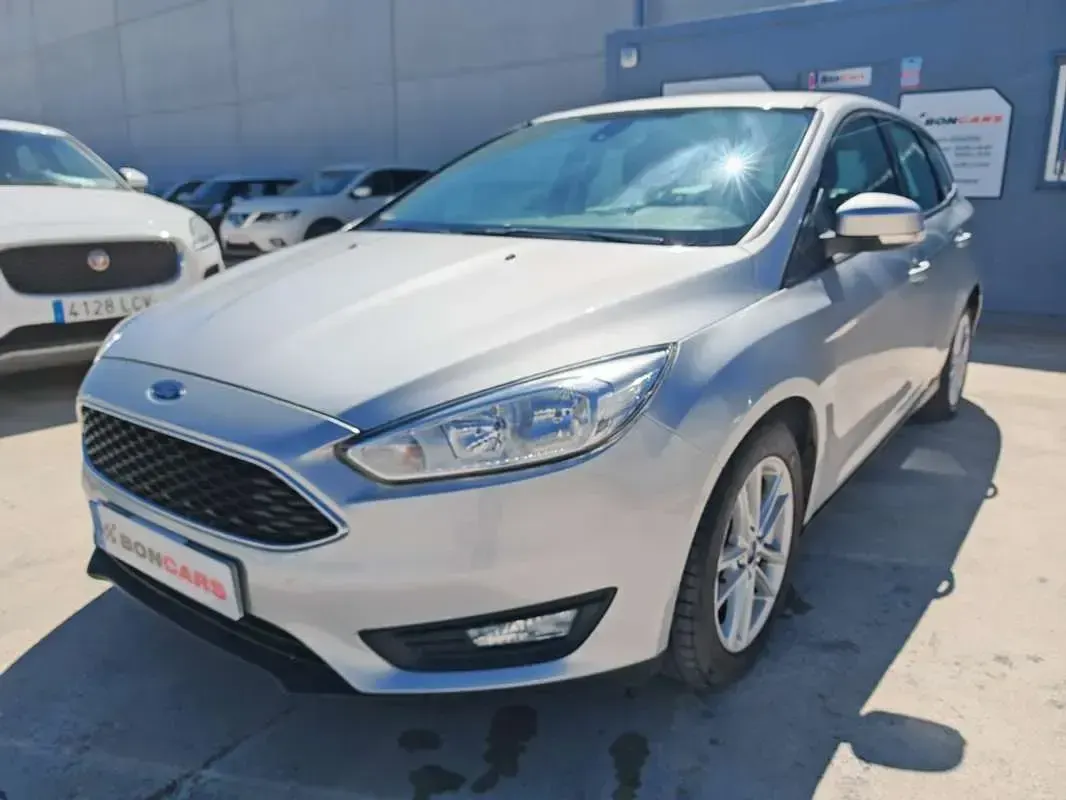 Usado Ford Focus Trend 125 CV (91 kW) 2017 Gris / plata Familiar
