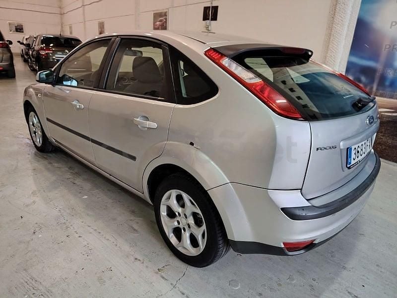Usado Ford Focus Trend 115 CV (84 kW) 2007 Gris / plata Berlina