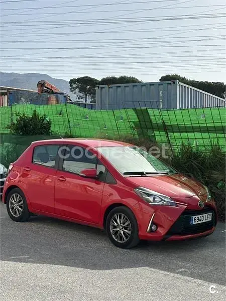Usado Toyota Yaris Active 69 CV (50 kW) 2020 Rojo Berlina