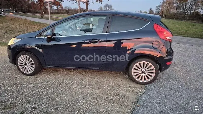 Usado Ford Fiesta Titanium 82 CV (60 kW) 2010 Azul Berlina