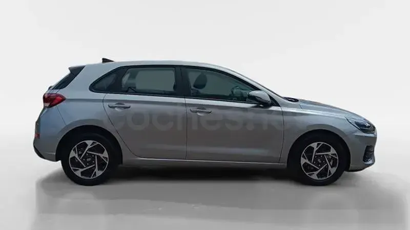 Nuevo Hyundai i30 100 CV (73 kW) 2026 Gris / plata Berlina