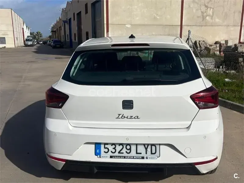 Usado Seat Ibiza Style 110 CV (80 kW) 2022 Blanco Utilitario