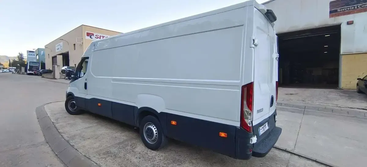 Usado Iveco Daily 170 CV (125 kW) 2018 Blanco Van