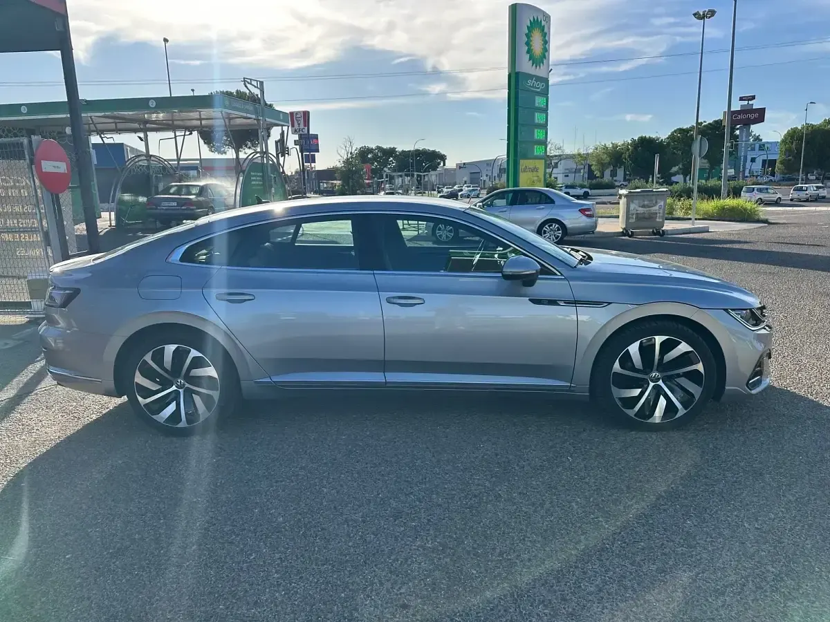 Usado VW Arteon R-line 200 CV (147 kW) 2021 Gris / plata Berlina