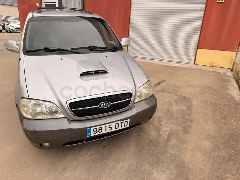 Usado Kia Carnival 185 CV (136 kW) 2007 Gris / plata Monovolumen