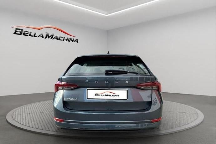 Usado Skoda Octavia Ambition 150 CV (110 kW) 2022 Gris Familiar