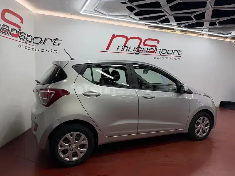 Usado Hyundai i10 66 CV (48 kW) 2015 Gris / plata Utilitario