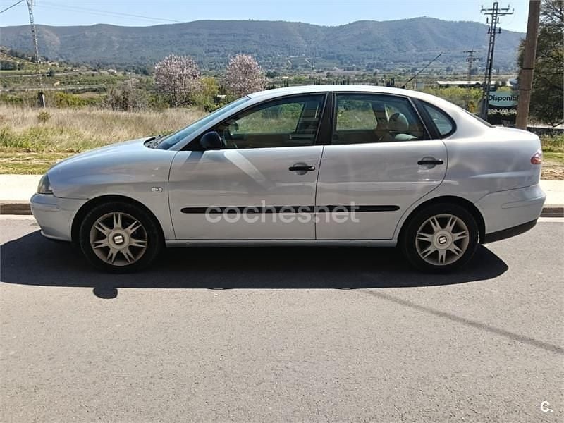 Usado Seat Cordoba Stella 100 CV (73 kW) 2004 Gris / plata Berlina