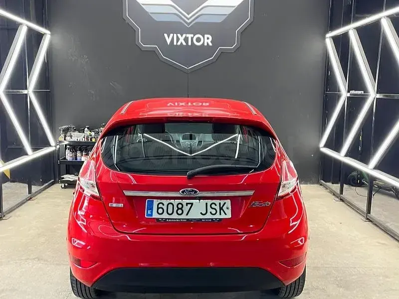 Usado Ford Fiesta Trend 100 CV (73 kW) 2016 Rojo Utilitario