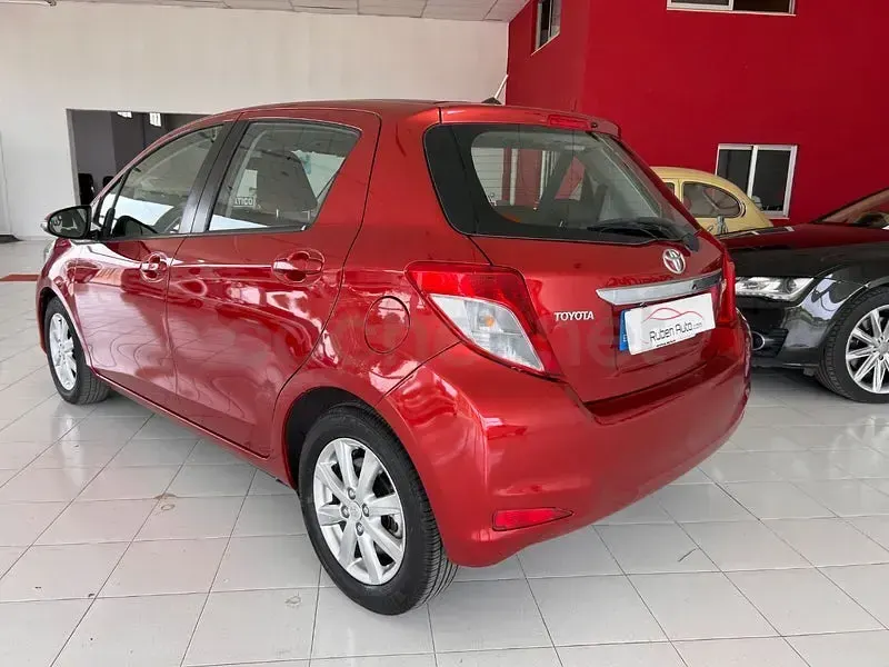 Usado Toyota Yaris Active 99 CV (72 kW) 2014 Granate Utilitario