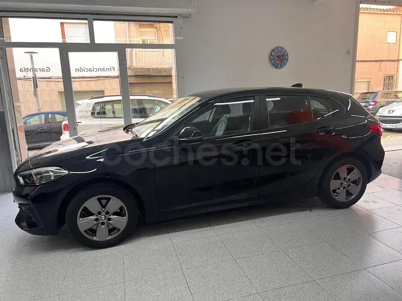 Usado BMW 118 136 CV (100 kW) 2022 Negro Utilitario