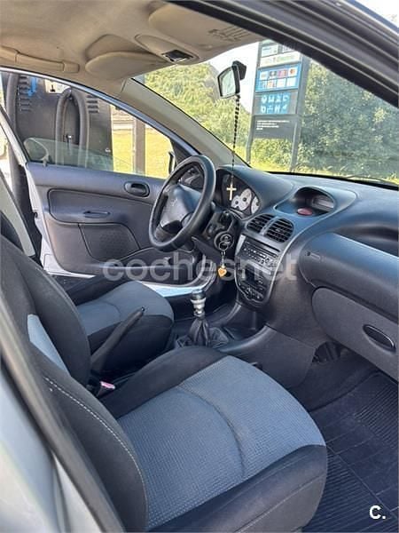 Usado Peugeot 206 70 CV (51 kW) 2005 Gris / plata Berlina
