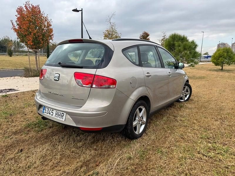 Usado Seat Altea XL Style 105 CV (77 kW) 2011 Gris / plata Monovolumen
