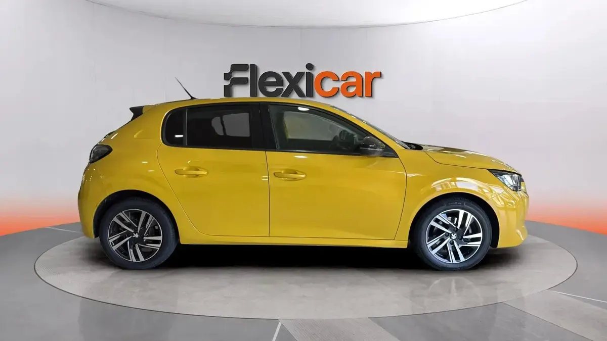 Usado Peugeot 208 Allure 101 CV (74 kW) 2023 Amarillo Utilitario