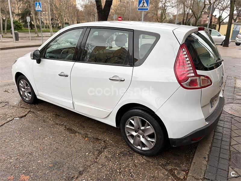 Usado Renault Scénic III Authentique 110 CV (80 kW) 2011 Blanco Monovolumen