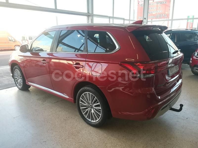Usado Mitsubishi Outlander P-HEV 224 CV (164 kW) 2018 Granate SUV