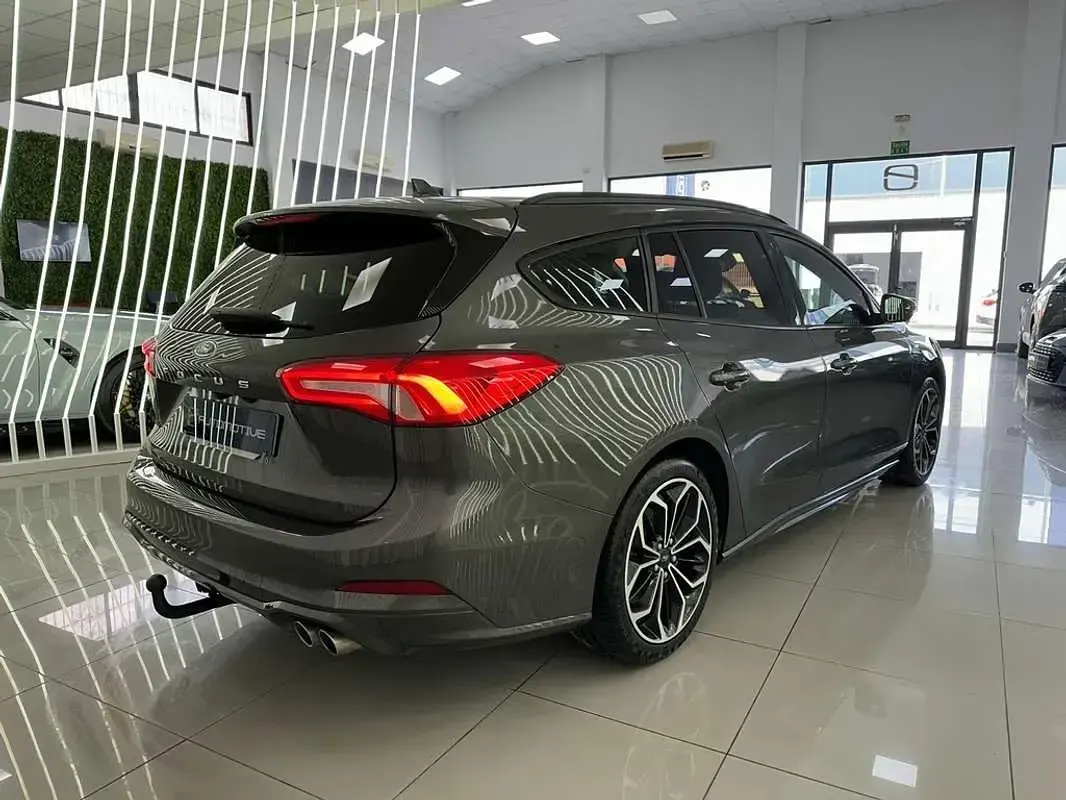 Usado Ford Focus ST-Line 120 CV (88 kW) 2021 Gris Utilitario