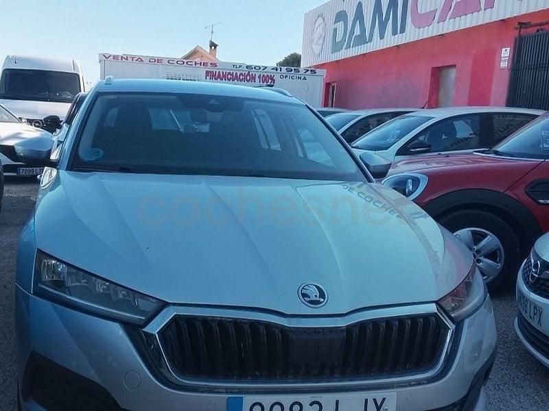 Usado Skoda Octavia Ambition 115 CV (84 kW) 2020 Gris / plata Familiar
