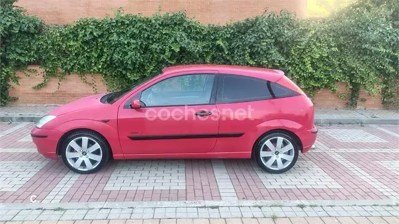 Usado Ford Focus Trend 100 CV (73 kW) 2003 Rojo Berlina
