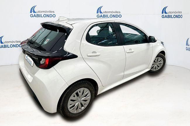 Usado Toyota Yaris Hybrid Active 116 CV (85 kW) 2021 Blanco Berlina