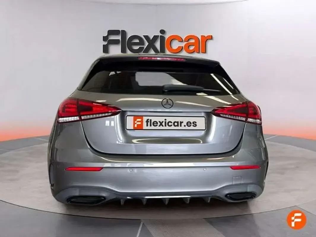 Usado Mercedes A180 116 CV (85 kW) 2018 Gris Berlina