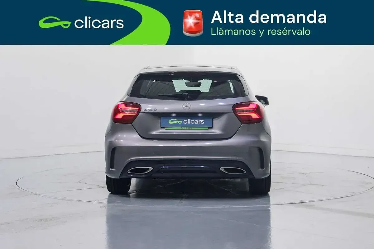 Usado Mercedes A180 122 CV (89 kW) 2017 Gris Utilitario