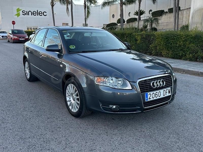 Usado Audi A4 140 CV (102 kW) 2005 Gris / plata Berlina