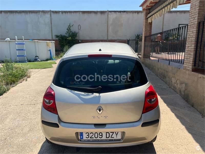 Usado Renault Clio II Dynamique 85 CV (62 kW) 2006 Beige Berlina