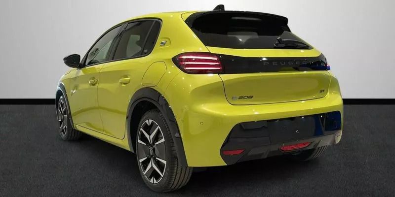Usado Peugeot e-208 GT 114 kW (156 CV) 2024 Amarillo Utilitario