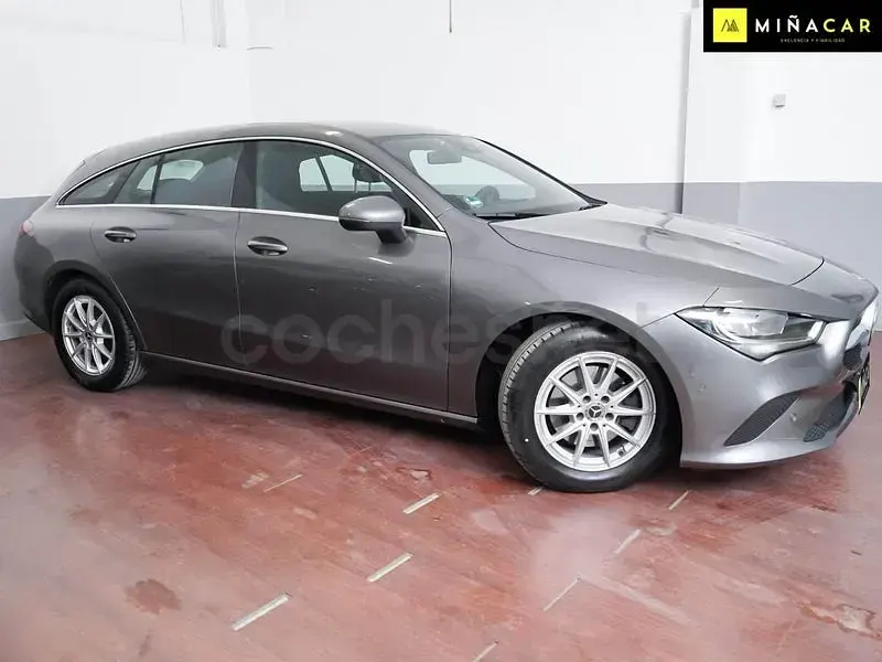 Usado Mercedes CLA200 Shooting Brake 150 CV (110 kW) 2021 Gris / plata Familiar
