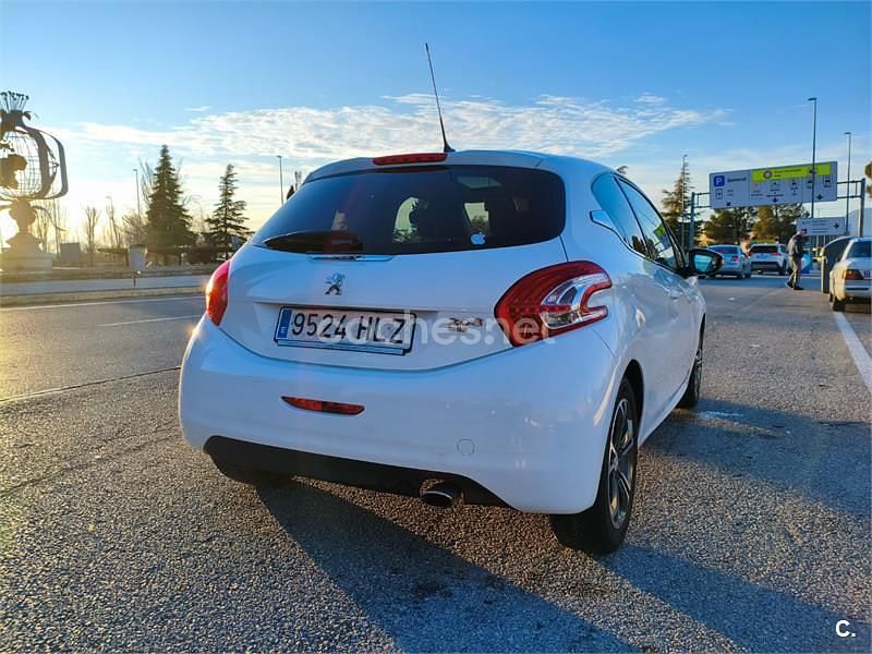 Usado Peugeot 208 Allure 92 CV (67 kW) 2012 Blanco Utilitario