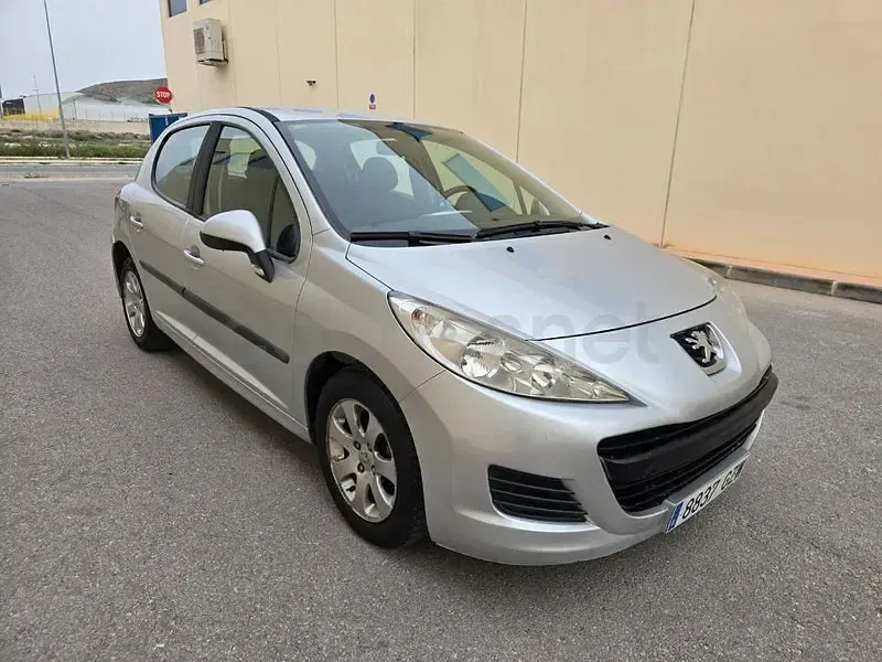Usado Peugeot 207 Active 70 CV (51 kW) 2010 Gris / plata Berlina