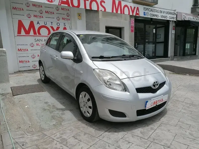 Usado Toyota Yaris Active 99 CV (72 kW) 2011 Gris / plata Utilitario