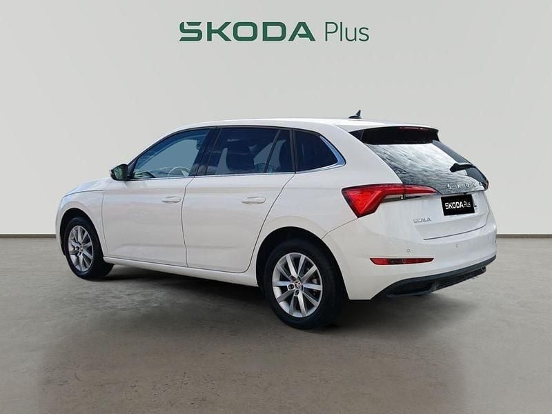 Usado Skoda Scala Ambition 110 CV (80 kW) 2021 Blanco Utilitario