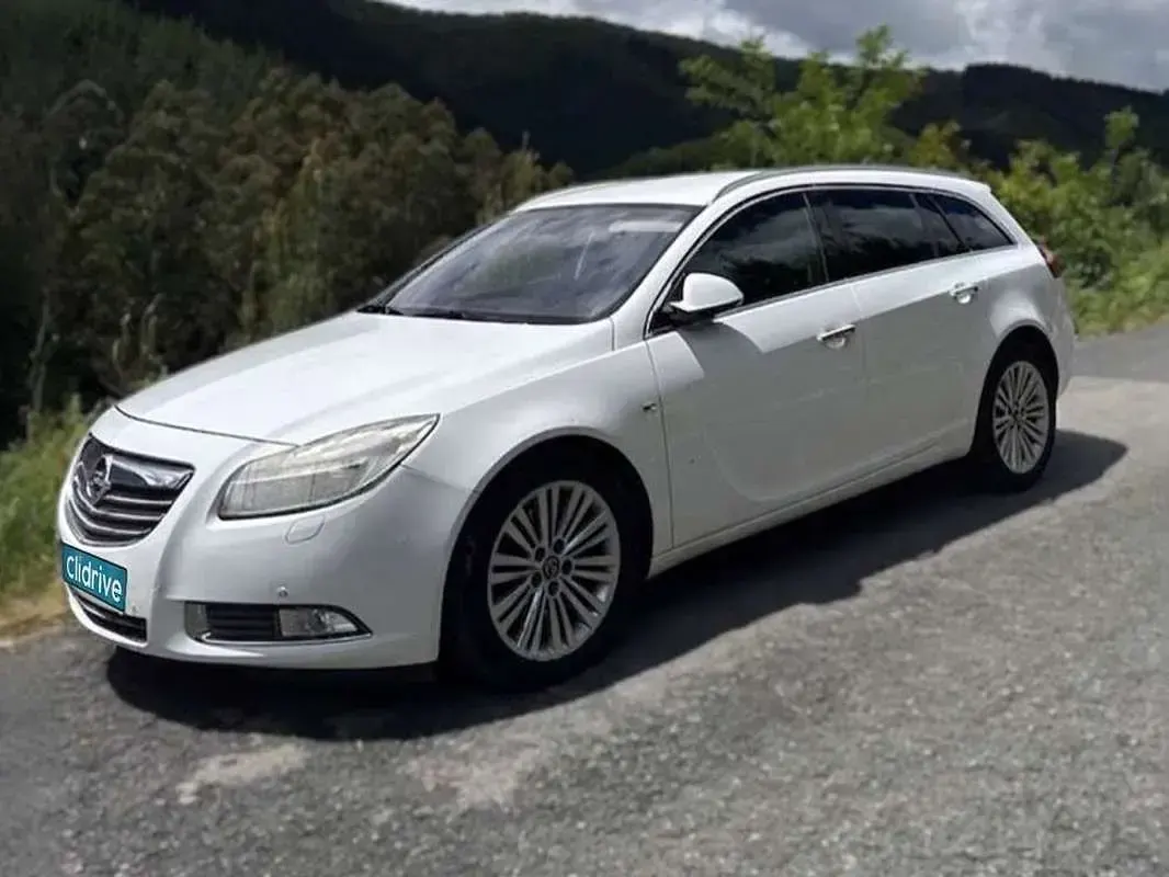 Usado Opel Insignia Sport 160 CV (117 kW) 2012 Blanco Familiar