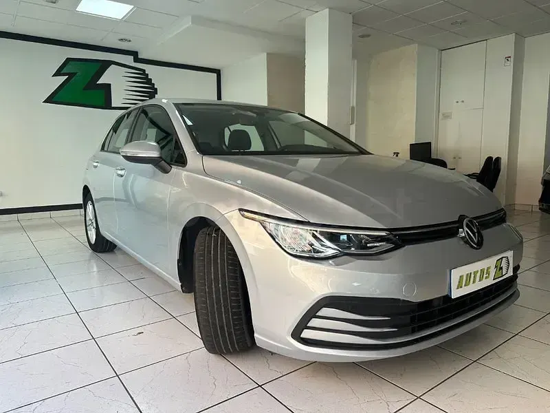 Usado VW Golf VIII Life 110 CV (80 kW) 2022 Gris / plata Berlina