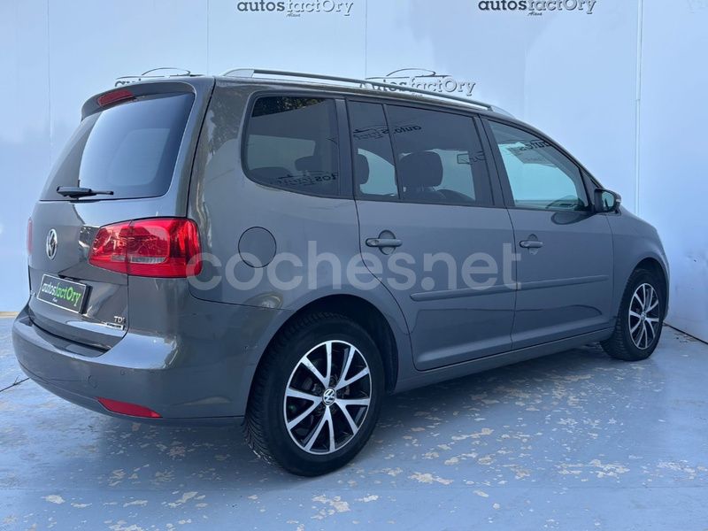 Usado VW Touran Advance 105 CV (77 kW) 2015 Gris / plata Monovolumen