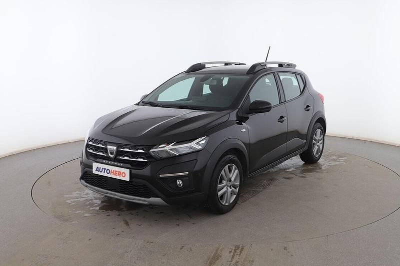 Usado Dacia Sandero Comfort 91 CV (66 kW) 2022 Negro Utilitario