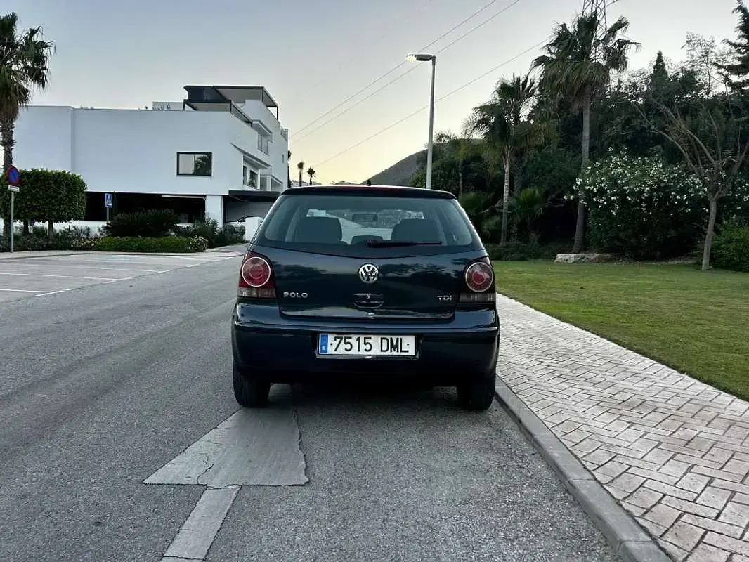 Usado VW Polo Advance 79 CV (58 kW) 2005 Gris Utilitario