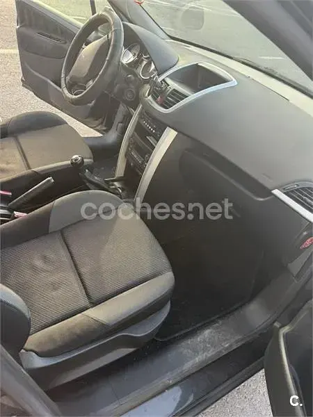 Usado Peugeot 207 Active 95 CV (69 kW) 2012 Negro Familiar