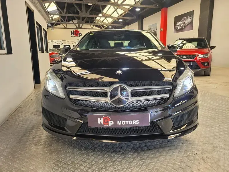 Usado Mercedes A180 AMG line 109 CV (80 kW) 2015 Negro Utilitario