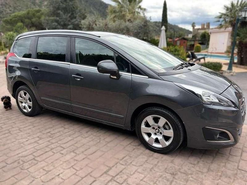 Usado Peugeot 5008 Active 114 CV (83 kW) 2014 Gris Monovolumen