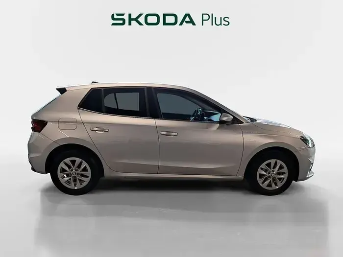 Usado Skoda Fabia Ambition 95 CV (69 kW) 2024 Gris plata Utilitario