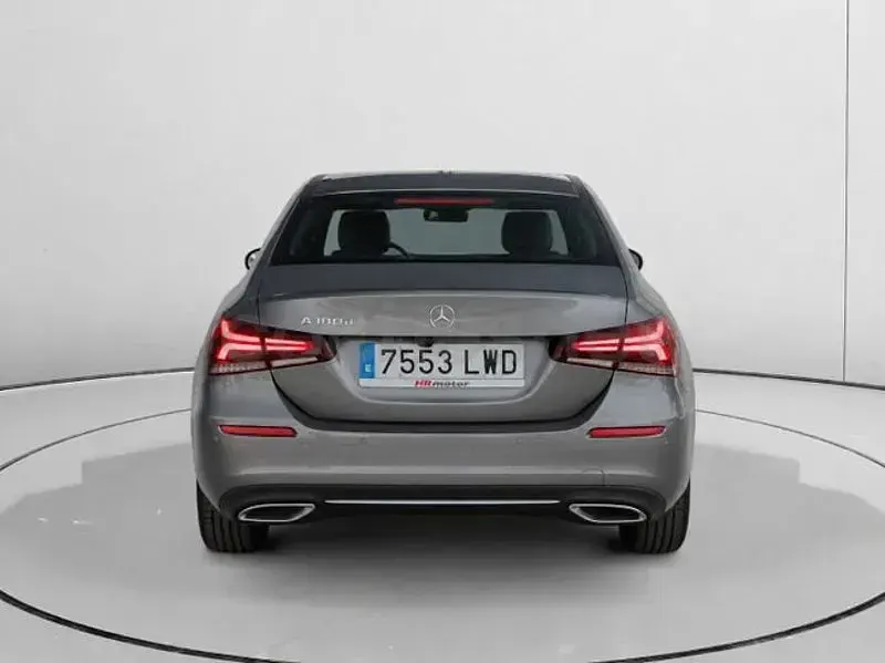 Usado Mercedes A180 116 CV (85 kW) 2022 Gris / plata Berlina