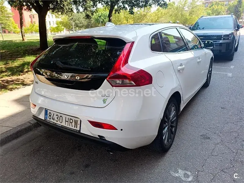 Usado Volvo V40 Momentum 150 CV (110 kW) 2013 Blanco Berlina