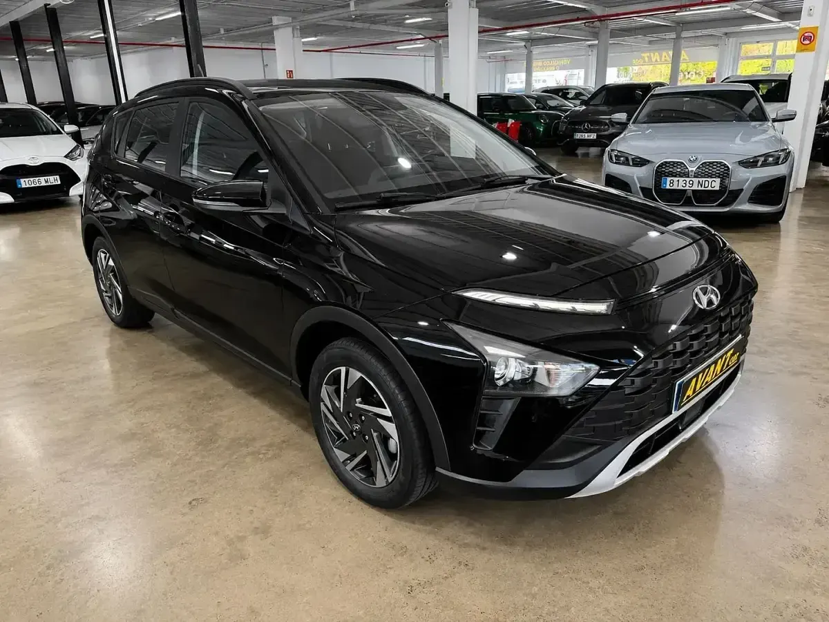 Usado Hyundai Bayon 100 CV (73 kW) 2023 Negro SUV