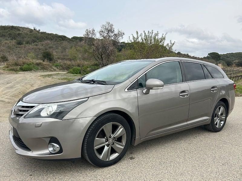 Usado Toyota Avensis Comfort 124 CV (91 kW) 2015 Gris / plata Familiar