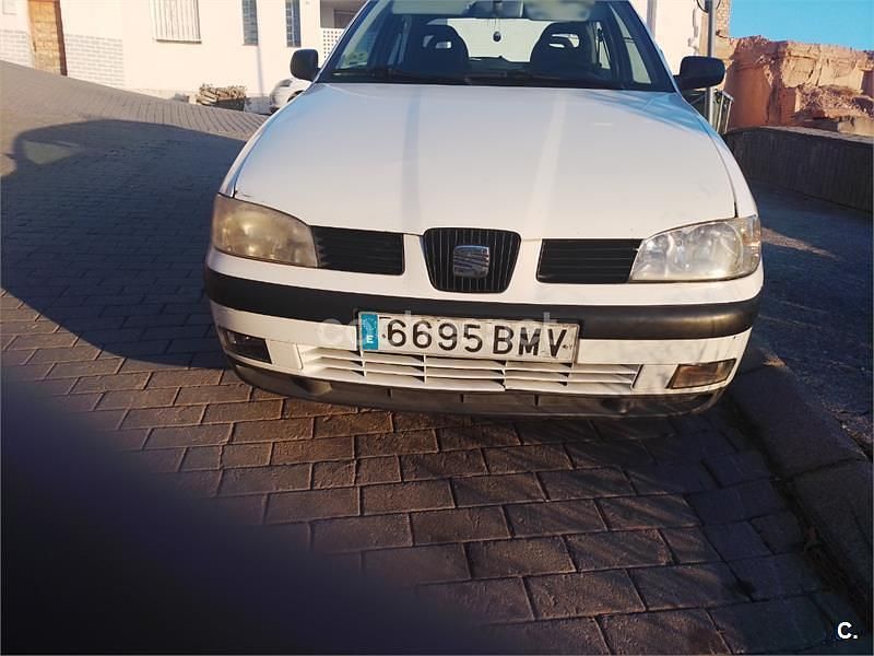 Usado Seat Ibiza 75 CV (55 kW) 2002 Blanco Berlina